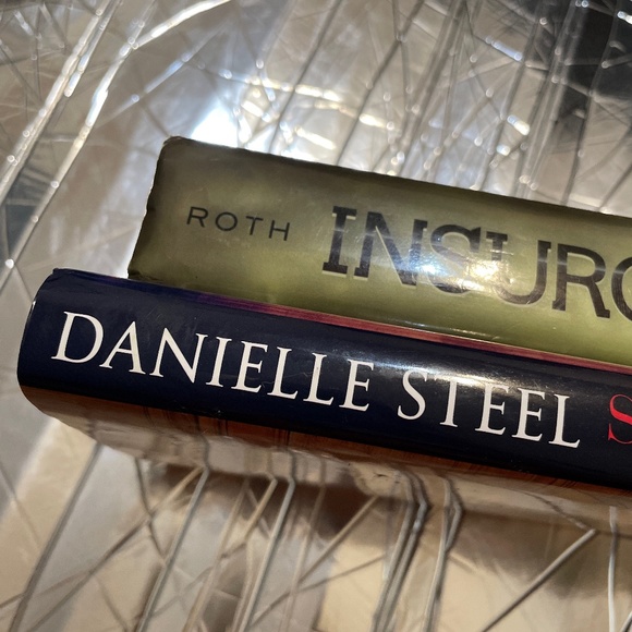 Suspects A novel by Danielle Steel and INSURGENT by Veronica Roth - Picture 4 of 8